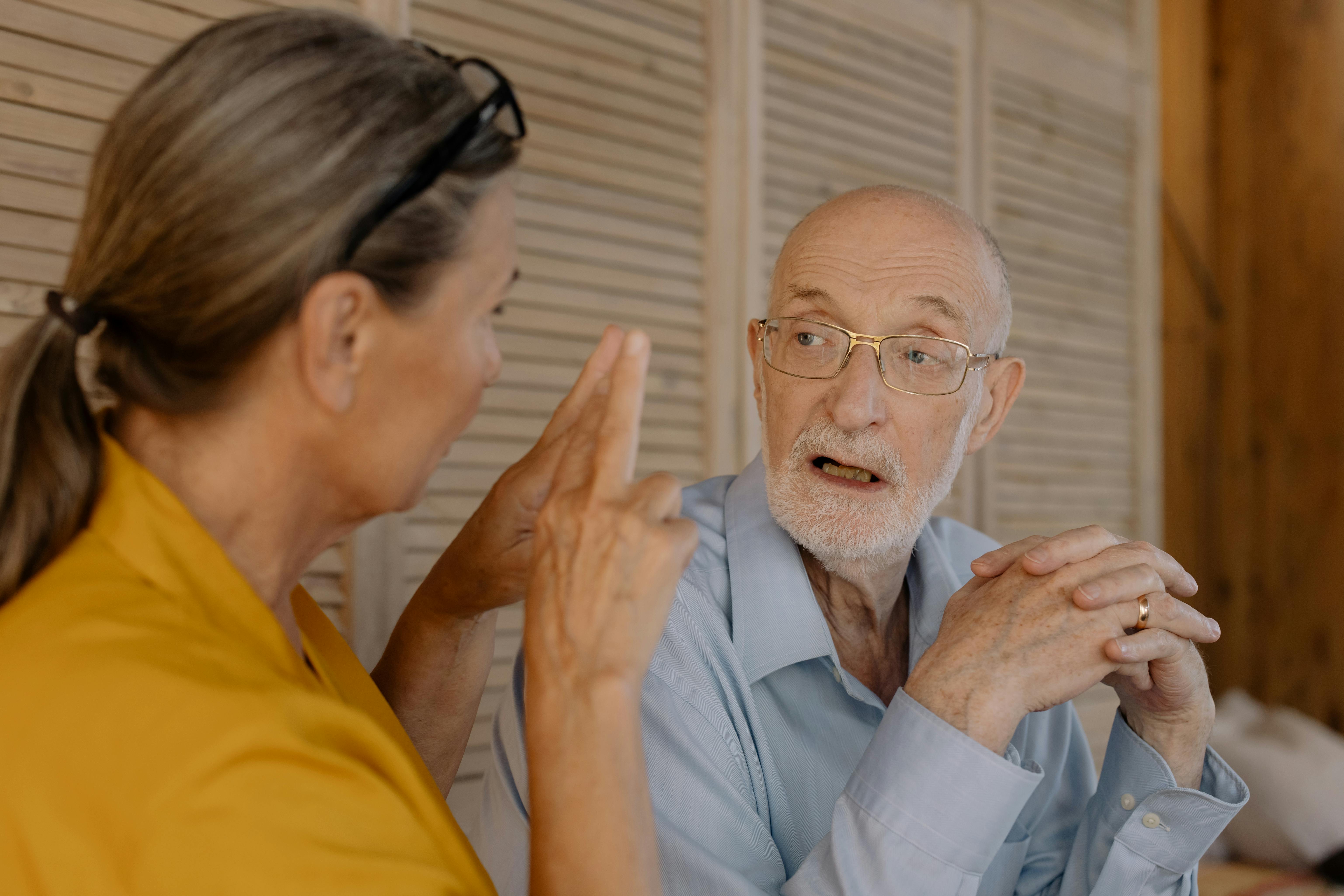 שיחה ויצירה משותפת בין מטפלת לאיש מבוגר